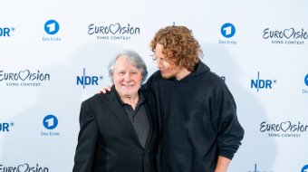 Peter Urban (links) mit Sänger Michael Schulte – Archivfoto