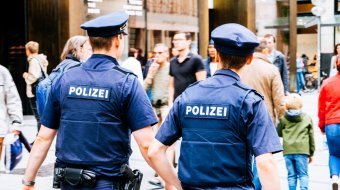  Polizisten auf Streife (Symbolbild) // © Andrey Danilovich