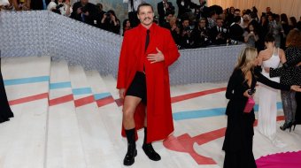 Serien-Star Pedro Pascal zeigt mit seinem Outfit von Valentino auf der Met Gala 2023 Bein.