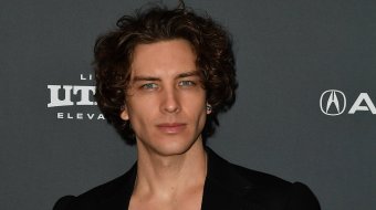 Cody Fern verblüfft Fans mit Schlafzimmer-Selfie