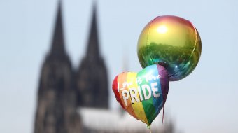 Regenbogenfarbene Pride-Ballons vor dem Kölner Dom