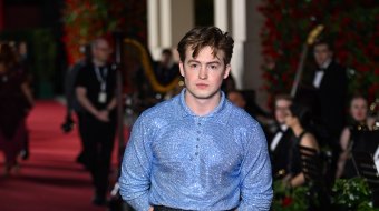 Kit Connor oben ohne am Strand gesichtet