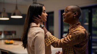 LGBTI*-Familie in Flanagans „The Fall of the House of Usher“