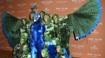 Heidi Klums Halloween-Kostüm brauchte zehn lebendige Federn