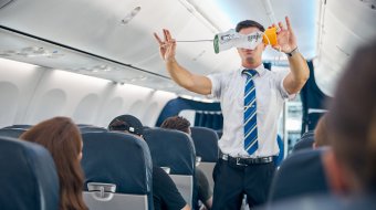 Nackter Steward unter Drogen