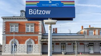 Deutsche Bahn reagiert mit Regenbogenschild auf AfD-Fahnen