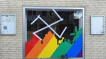 Hakenkreuz bei queerem Zentrum