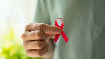 Kurz vor Welt-Aids-Tag: Großbritannien kürzt HIV-Hilfen