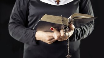 Berlin: Kirche verteidigt Pfarrerin nach "Polyhochzeit"