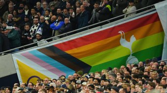 Fußball: Tottenham muss Regenbogenfahne versetzen