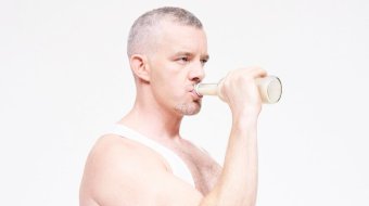 Russell Tovey posiert auf ICON-Cover in Lederhosen