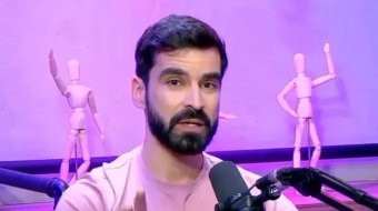 Moderator im rosa T-Shirt: Zeichen gegen Homofeindlichkeit