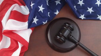 Trump hebt LGBTIQ+-Schutzmaßnahmen in US-Haftanstalten auf