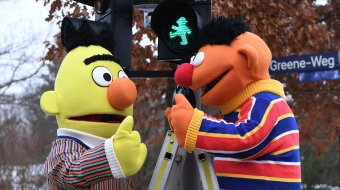 Ernie und Bert regeln den Verkehr