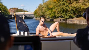 Nackte Männer auf der Spree 