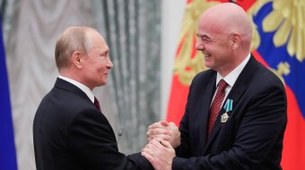 Gianni Infantino hofiert Putin 