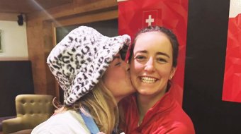 Freestyle-Skifahrerin Mathilde Gremaud zeigt ihre Liebe