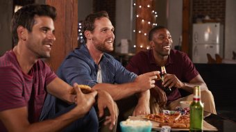 3 Ideen für einen abwechslungsreichen Männerabend daheim // © monkeybusinessimages