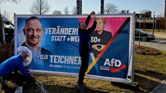 Staatsanwaltschaft prüft rosa Winkel auf AfD-Plakat