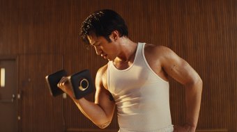 Hudson Williams zeigt Muskeln