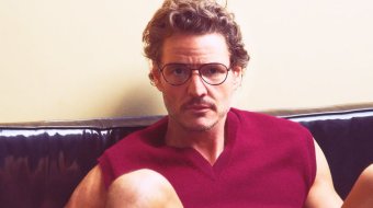 Pedro Pascal posiert in Jeans-Shorts auf Magazin-Cover