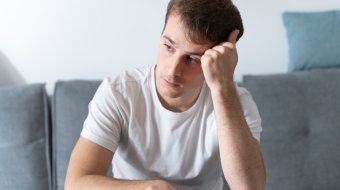 Nachdenklicher junger Mann (Symbolbild)