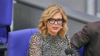 Klöckner verteidigt Regenbogen­fahnenverbot: