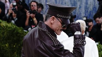 Luke Evans setzt Lederstatement bei Met Gala