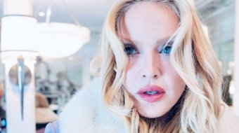 Madonna klebt eigenhändig Plakate für neues Album in London
