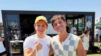 Tom Daley überrascht Tom Holland mit gehäkeltem Spinnennetz
