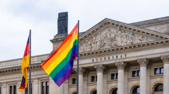 Bundesregierung streitet über Regenbogenfahne zum 17. Mai