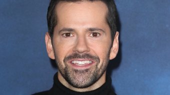 Robbie Fairchild setzt queeres Zeichen in "The Comeback"