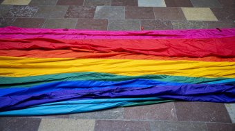 Regenbogenflagge auf Reisen