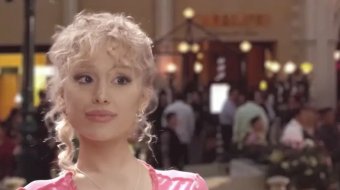 Ariana Grande macht Foto-Panne zum Showgirls-Gag