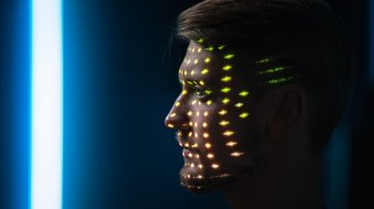 Gesichtscan in Schwulenbar 