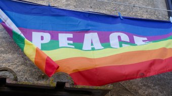 Regenbogenfahne in Aschaffenburg in Brand gesetzt