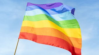 Büsum hängt Regenbogenflaggen nach erneutem Diebstahl wieder auf