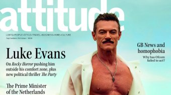 Luke Evans zeigt sich im weißen Slip auf Cover 