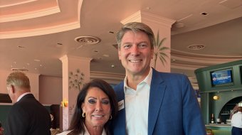 Todd Delmay mit Bürgermeisterin Joy Cooper bei einer Veranstaltung in Hallandale Beach