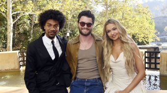 Madison Bailey mit Jonathan Daviss und Chase Stokes beim Abschiedsevent zur fünften Staffel von „Outer Banks“
