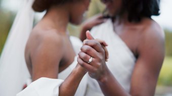 Erstes Frauenpaar heiratet