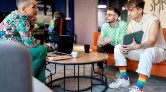 So erkennst du echte LGBTQ+-Unterstützung und durchschaust Pinkwashing // © Anchiy