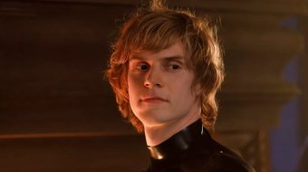 Evan Peters im Latex-Look