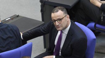 Jens Spahn zeigt Ski Aggu an
