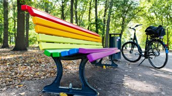 Regenbogenbank erneut beschädigt