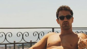 Theo James mit heißer Sauna-Szene
