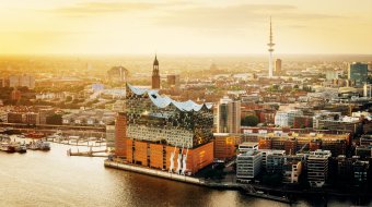 Blick über Hamburg mit Elbphilharmonie und Fernsehturm im warmen Abendlicht
