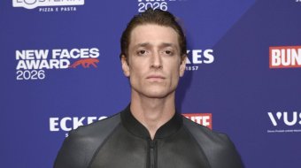 Daniel Donskoy in schwarzer Lederjacke vor der Fotowand des New Faces Award 2026