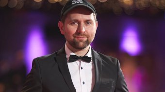 Adam Wolke alias SkylineTV im schwarzen Anzug mit Fliege und Kappe.