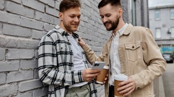 Zwei Männer schauen gemeinsam auf ein Smartphone
